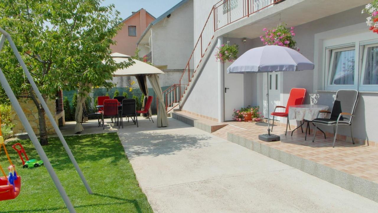 Apartment Tina Gracac Экстерьер фото