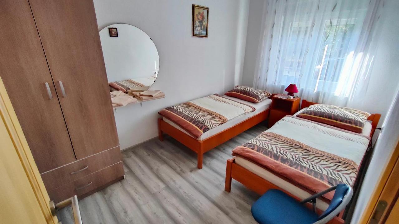Apartment Tina Gracac Экстерьер фото