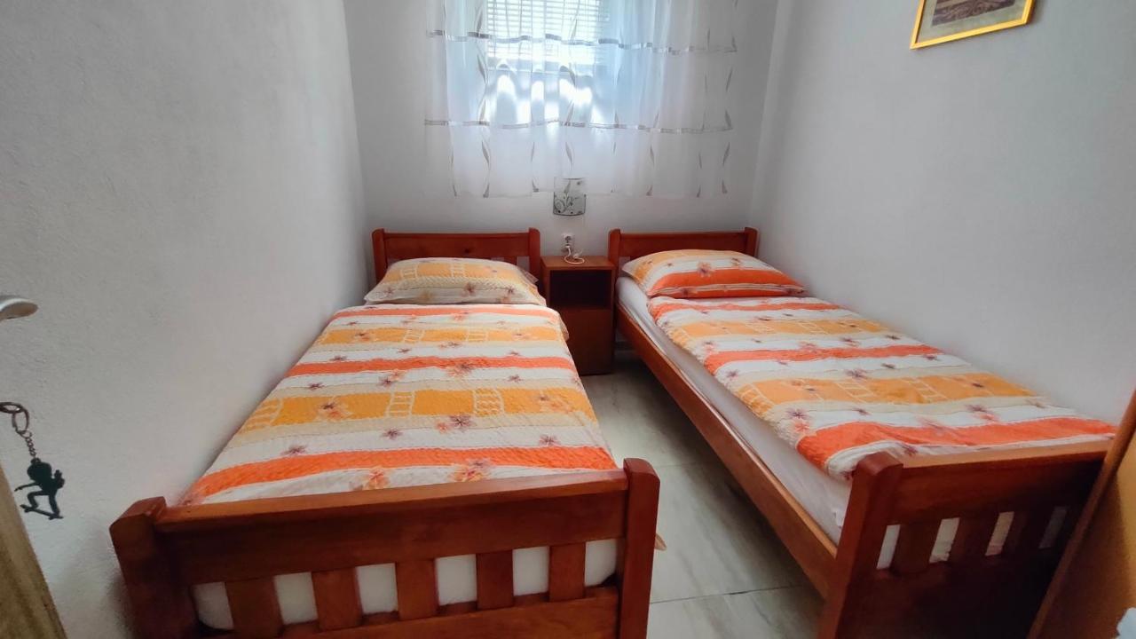Apartment Tina Gracac Экстерьер фото
