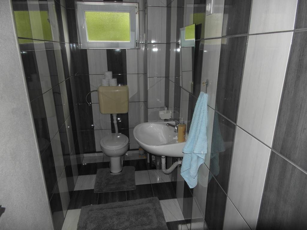 Apartment Tina Gracac Экстерьер фото