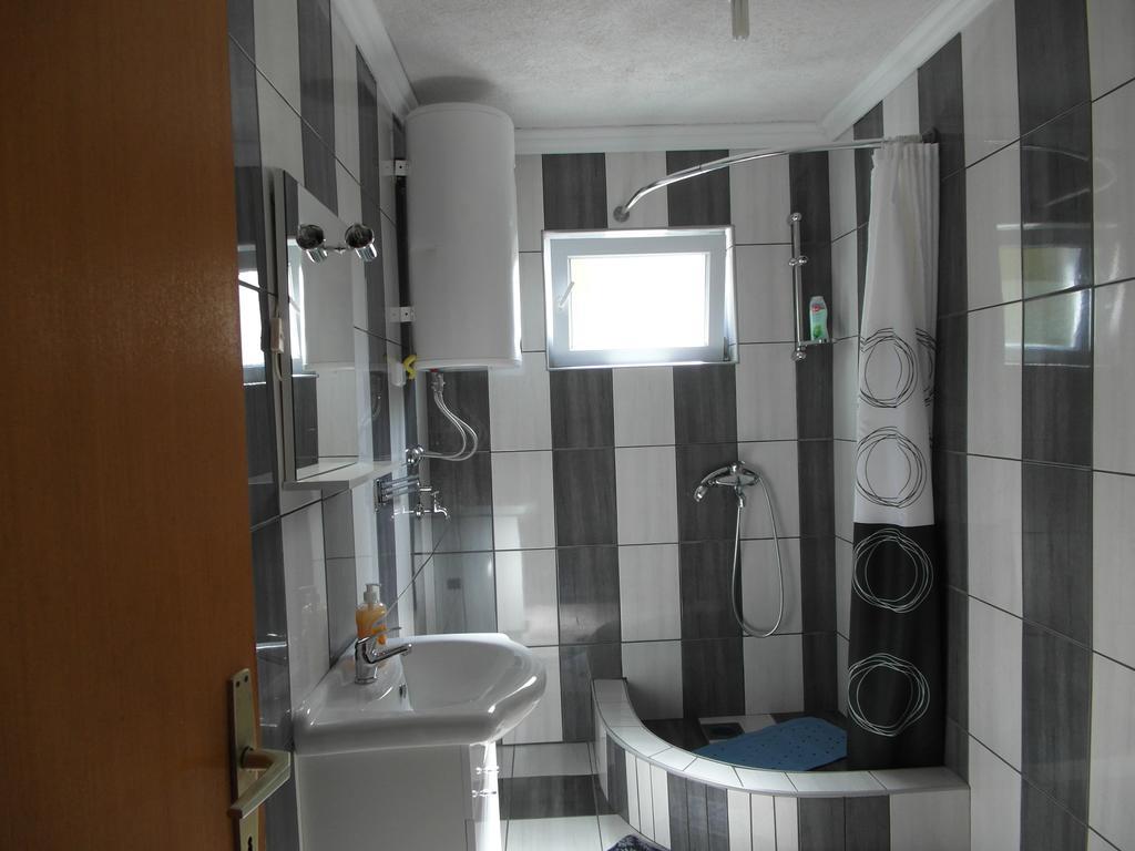Apartment Tina Gracac Экстерьер фото