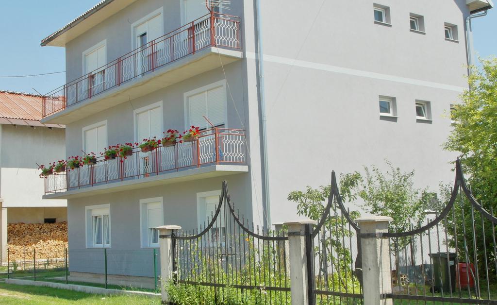 Apartment Tina Gracac Экстерьер фото